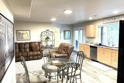 Image de Hilltop Hideaway~Brand New~5 min to Downtown~Bbq~Firepit~Amazing Views