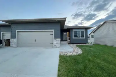 Image de Cozy, single family home in great location.