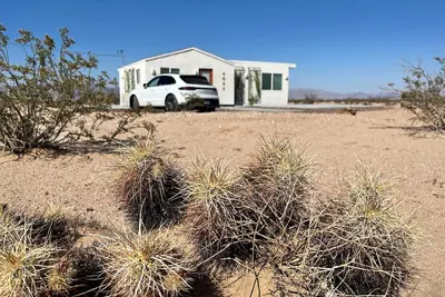 Image de 5 minutes to the Joshua Tree National Park North Entrance with backyard patio