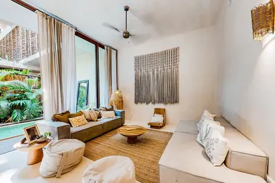 Apartment near the ocean with outdoor pool, patio, gym, central Ac, & W/D
