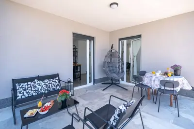 Image de Appartement de deux chambres avec la terrasse Podstrana, Split (A-23092-a)
