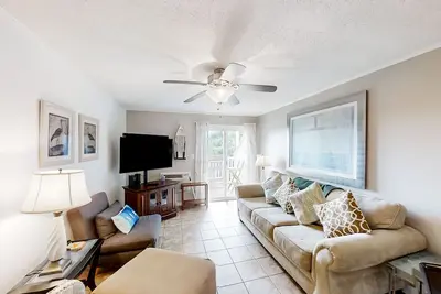 Image de Water-view condo with outdoor pool, balcony, Ac, close to Ocean