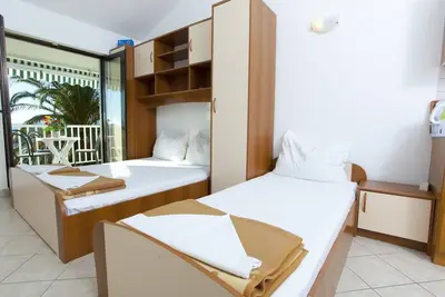 Garçonnière avec le balcon et la vue sur le mer Promajna, Makarska (As-23179-e)