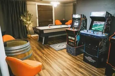 Image de Vibrant Forest Retreat | Game Room, Spa, Fire Pit - Sleeps10
