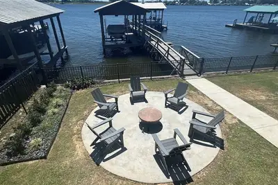 Image de It's About River Time, a 3br\/3ba house on False River, fenced yard & large pier!