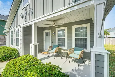 Image de Charming Oak Island Beach House w/ Fire Pit & Yard
