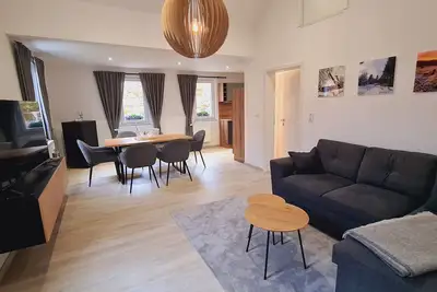 Neue, Sonnige und Gemütliche Ferienwohnung mit 2 Terrassen und 2 Schlafzimmern
