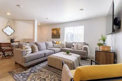 Image de 3bd/2ba Sleeps 8+ stylish new build within 90 minutes of 3 National Parks!