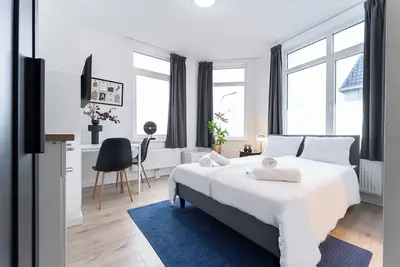 Image de Découvrez le confort et le style dans notre studio moderne à Tilburg avec parking gratuit.