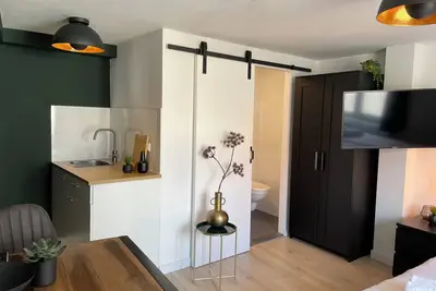Image de Chambre luxueuse, salle de bain récemment rénovée, utilisation gratuite de la cuisine et de la machi