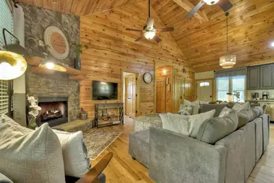 Image de Lovely pet-friendly cabin rental in the Coosawattee River Resort, hot tub, firepit and pool table