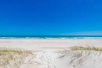 Image de 1 More Day - Classic 5br Oceanfront Home