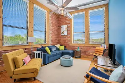 Image de The Sunrise Loft at Central Lofts | Heated Pool | Hot Tub | In-house Theater