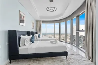 Image de Panoramic Window with Stunning View