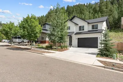 Image de Hot Tub / Air Conditioning / Close to Downtown / Pet Friendly