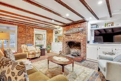 Image de Large Estate off Monterey Square Steps to Everything by Lucky Savannah