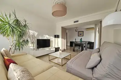 Image de Superbe 2 pièces 70m² \/ parking privé \/ climatisation \/ proche plages, gare