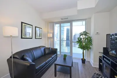 Image de Luxe 2br Apt with Jacuzzi and Gym, near Cn Tower