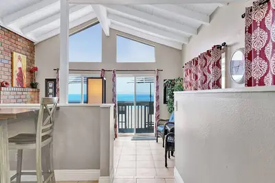 Image de Oceanfront Upper Unit on the Sand - Front-row Sunset Views