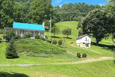 Image de Private mountain cottage on 50 pristine acres in the Blue Ridge Mountains
