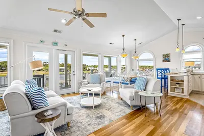 Image de Waterfront house with panoramic sound views, private pool, jetted tub, & decks