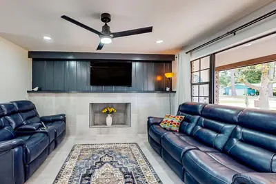 Image de Elegant twin home close to the beach /dog-friendly yard, patio, & washer/dryer