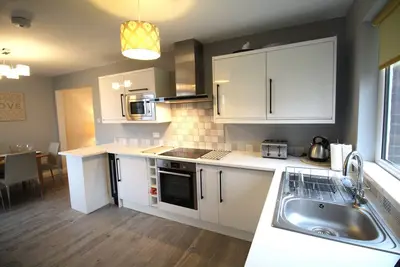 Image de 3 Bedroom House - Fully Refurbished Throughout - New Kitchen & Bathroom