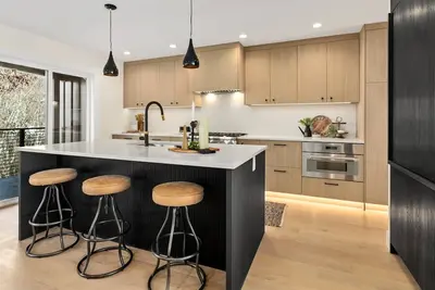 Image de New! ! Fairhaven Creekside Retreat. Steps to the Village, Trails & Beach!