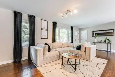 Chic College Park Cottage ~ 2 Mi to Main Street!