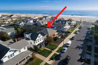 Image de Cozy 1 bedroom apartment, just 2 houses from beach