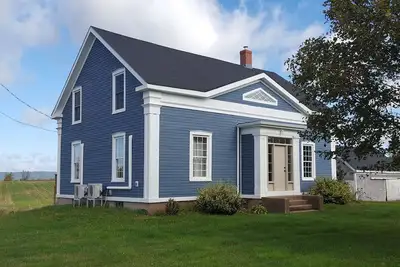 Image de Large home perfect for reunions, golf getaways, and winery tours.