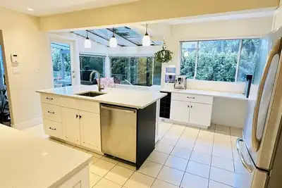 Image de Quiet, beautiful 3 Br/2 Ba in North Van. with office/patio close to everything!