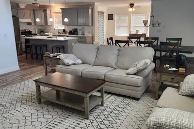 Image de Hillside Chalet \"The Beagles Nest\" minutes from the beach! New Construction