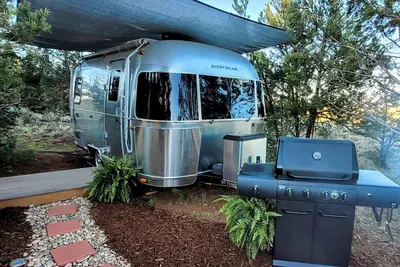 Image de Airstream, Bell Tent, and Outdoor Shower