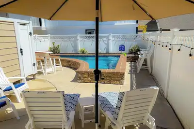 Image de Heated Pool! Backyard Oasis! 6 Homes from Beach/Promenade Stunning Home & Views!