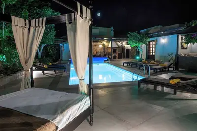 Image de Private quiet villa with a short walk to beaches, restaurants, bars and shops.