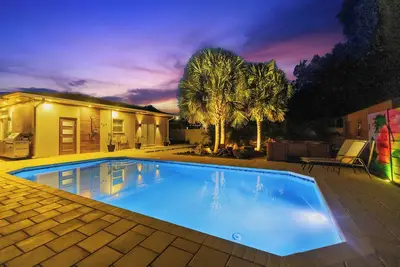 Image de Luxe 4br/5ba Mcm Retreat w/ Heated Pool, Hot Tub & Sauna in Prime Tampa Location