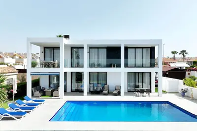 Luxuary Villa with large outdoor area and swimming pool and children's play area