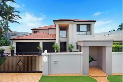 Image de Beautiful Family Home with Heated Pool on the Water