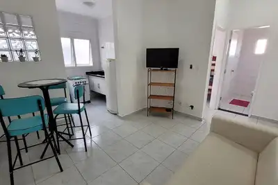 Image de Apartamento moderninho, com sacada de frente para o mar. Sala bem iluminada.