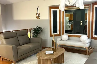 Image de Family-friendly, spacious with deck & fence, \n centrally located near Msp airport