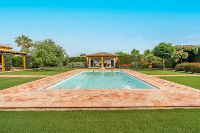 Image de Maison de vacances 'Casa Rural Azahares De Marchena' avec piscine privée, Wi-Fi et climatisation