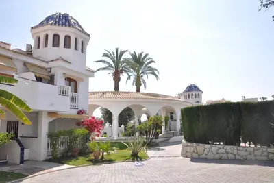 Appartement 'Costahispania 308' avec piscine partagée, Wi-Fi et climatisation