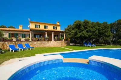 Image de Maison de campagne 'Can Fena' avec vue sur la montagne, piscine privée et Wi-Fi