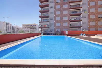 Image de Appartement 'Apartamento Armação De Pêra' avec piscine partagée, Wi-Fi et climatisation