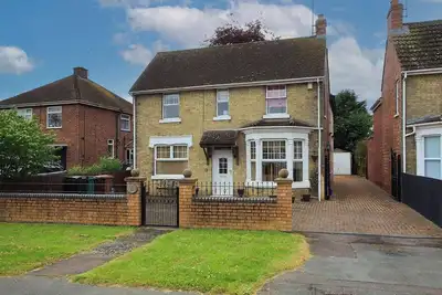 Image de Discover 1340 Lincoln Road, a spacious 6-bed detached house in serene Werrington Village