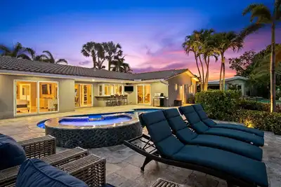 Image de 6 mins to Beach~Heated Pool~Jacuzzi~Big Backyard~30 Foot Dock