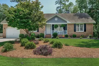 Image de Cozy house in established neighborhood. Recently remodeled. Centrally located.