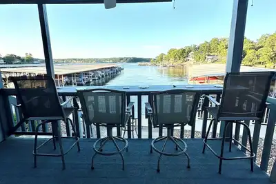 Image de Lakefront main channel views! Boat slip!