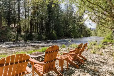 Image de North Zen Magical Riverfront Cabin with Hot Tub - 5min Walk to Twin Falls Trail!